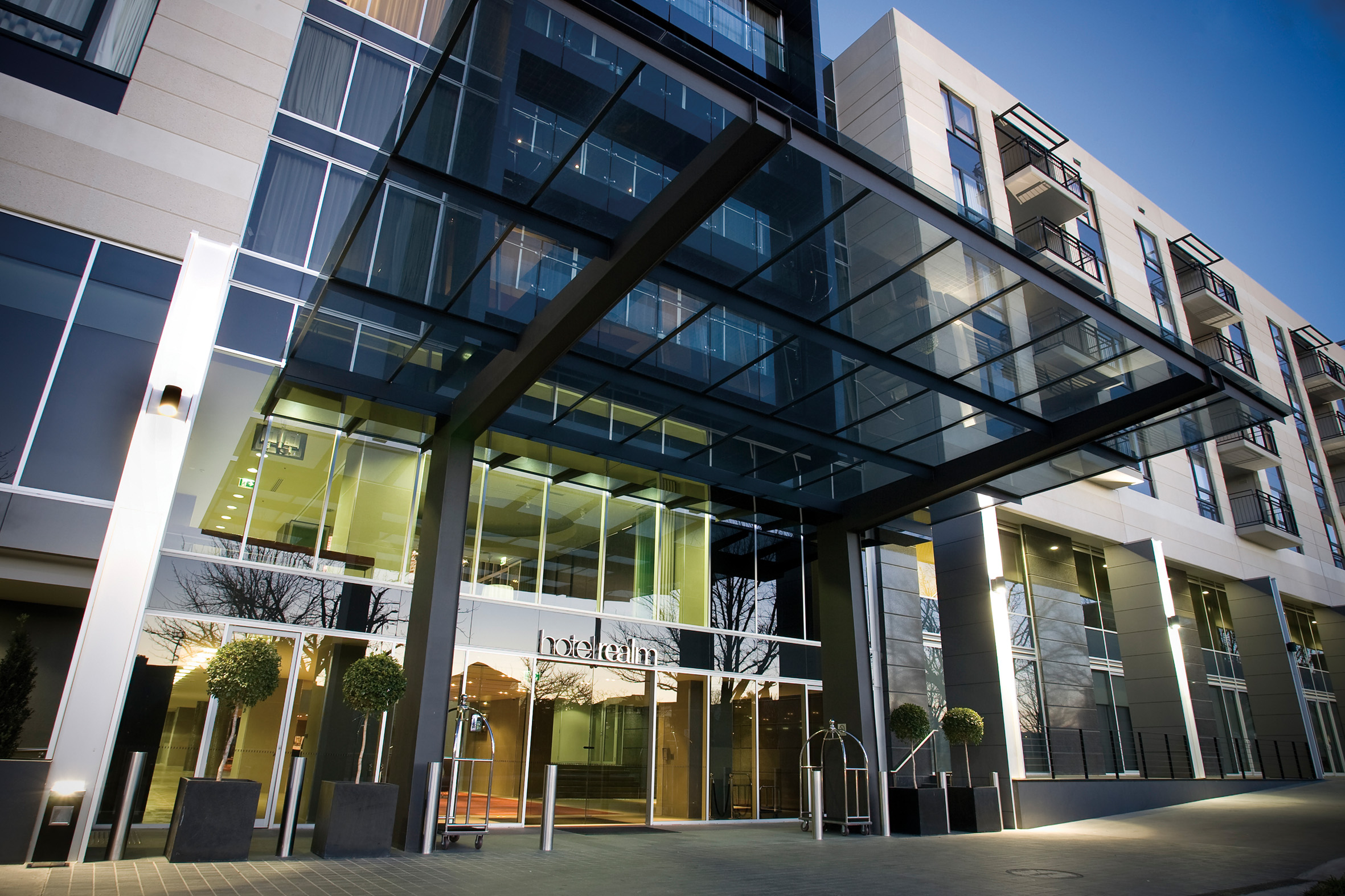 hotel_front_ORE1831_2000 hotel_front_ORE1831_2000